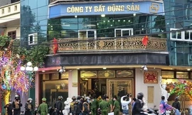 Công an Thái Bình khám nhà, bắt giữ các nghi can trong vụ vợ chồng Đường "Nhuệ" đánh người tại nhà riêng - Ảnh: Hoàng Long