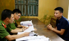 Doãn Thanh Bình khai nhận hành vi chiếm đoạt tài sản của khác hàng - Ảnh: Hoàng Long