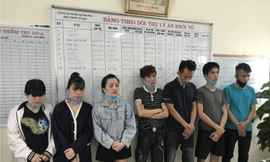 Nhóm thanh niên bị bắt quả tang đang sử dụng ma tuý trại quán karaoke - Ảnh: Hoàng Long