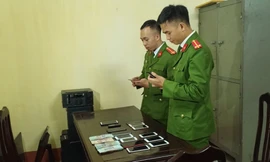 Tang vật của vụ án đánh bạc qua mạng bị công an thu giữ - Ảnh: Hoàng Long