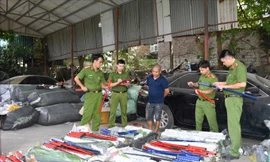 Trên xe ô tô phát hiện nhiều đao kiếm và lượng hàng hoá nhậu lậu trị giá khoảng 1 tỷ đồng - Ảnh: Công an NB