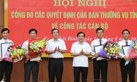 Lãnh đạo tỉnh Thái Bình chúc mừng các cán bộ vừa được bổ nhiệm - Ảnh: Hoàng Long
