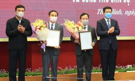 Lãnh đạo tỉnh Thái Bình trao quyết định, chúc mừng 2 cán bộ vừa được bổ nhiệm - Ảnh: Hoàng Long