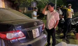 Trưởng Ban Nội chính Thái Bình và chiếc xe gây tai nạn - Ảnh: Hoàng Long