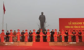 Đông đảo người dân đến thắp hương, tưởng nhớ Tổng Bí thư Trường Chinh - Ảnh: Hoàng Long