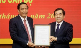 Phó trưởng ban thường trực Ban Tổ chức TƯ trao quyết định chuẩn y của Ban Bí thư TƯ Đảng cho Phó Bí thư Tỉnh uỷ Thái Bình - Ảnh: Hoàng Long