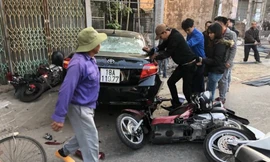 Ô tô đâm liên tiếp 3 xe máy trước khi lao vào về đường - Ảnh: Hoàng Long