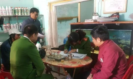 Cảnh sát môi trường Nam Định lập biên bản quả tang vụ bán hoá chất cấm - Ảnh: Hoàng Long