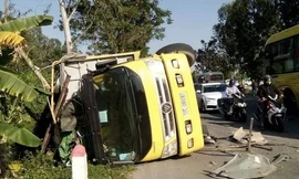 Vụ va chạm khiến xe tải bị lật nghiêng trên đường - Ảnh: Hoàng Long