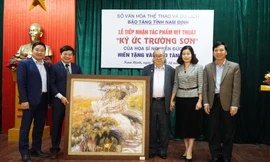 Hoạ sỹ Đức Dụ tặng tranh về ký ức Trường Sơn cho Bảo tàng Nam Định - Ảnh: Hoàng Long