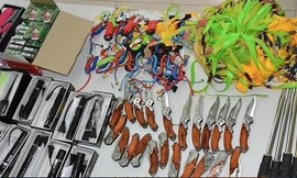 Tang vật hung khí và đồ chơi tình dục bị bắt giữ - Ảnh: Hoàng Long