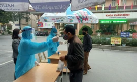 Bệnh viện Hà Nam kiểm tra thân nhiệt, khử trừng toàn bộ người vào ra vì có bệnh nhân COVID- 19 đang điều trị tại viện - Ảnh: Hoàng Long