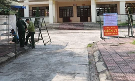 Khu vực cách ly tập trung tại Trường Quân sự tỉnh Thái Bình được bảo vệ cẩn thận - Ảnh: Hoàng Long