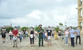 Trao giấy chứng nhận hoàn thành cách ly cho 114 người từ Angola về nước - Ảnh: Hoàng Long