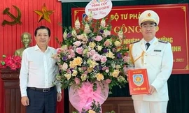 Lãnh đạo Tổng cục Thi hành án dân sự trao quyết định và chúc mừng tân Cục trưởng Cục Thi hành án dân sự Nam Định. Ảnh: Hoàng Long