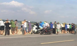 Đến chiều nay, rất đông người dân và gia đình nạn nhân vẫn tập trung trên cầu để đợi chờ kết quả tìm kiến nữ sinh nhảy cầu - Ảnh: Hoàng Long