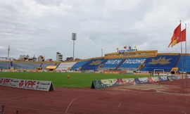 Trước giờ thi đấu, an ninh trong sân Thiên Trường được bảo vệ nghiêm ngặt - Ảnh: Hoàng Long