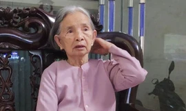 Mẹ liệt sỹ Phạm Thị Mong dùng tiền tiết kiệm mua trang phục bảo hộ và khẩu trang ủng hộ công tác chống dịch COVID -19. Ảnh: Hoàng Long