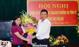 Bí thư Tỉnh uỷ Nam Định chúc mừng Bí thư Tỉnh Đoàn nhận nhiệm vụ mới - Ảnh: Hoàng Long