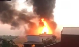 Đám cháy bùng phát giữ khu dân cư - Ảnh: Hoàng Long