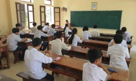 Thí sinh Hà Nam nhận phòng và nghe quy chế thi vào sáng 10/6 - Ảnh: Hoàng Long