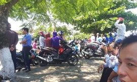 Phụ huynh đội nắng túc trực quanh trường đợi học sinh thi với tâm trạng lo lắng - Ảnh: Hoàng Long