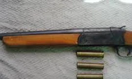 Nạn nhân bị amnhr đạn hoa cải găm kín vùng ngực, hiện vẫn đang trong tình trạng nguy kịch - Ảnh: Hoàng Long