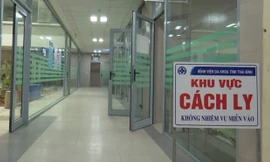 Bệnh nhân tái dương tính với SARS-CoV-2 được cách ly đặc biệt để điều trị tại Bệnh viện Đa khoa tỉnh Thái Bình - Ảnh: Hoàng Long