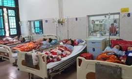 Những công nhân bị ngộ độc hô hấp vẫn đang được điều trị tại bệnh viện - Ảnh: Hoàng Long