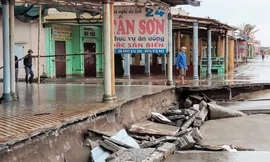 Sóng đánh sập hoàn toàn đoạn bờ kè ở Bãi 1 của Khu du lịch Thịnh Long - Ảnh: HB