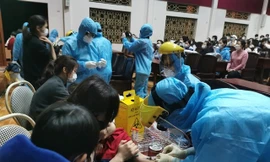 Kiểm tra sức khoẻ, yếu tố liên quan đến dịch COVID- 19 đối với những người bị cách ly tại Thái Bình - Ảnh: Hoàng Long