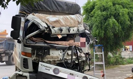 Xe tải mang BKS 18C - 04004 bị tử vong tại chỗ - Ảnh: Hoàng Long