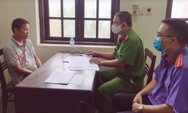 Nguyễn Đình Chiến bị bắt để điều tra về tội giết người - Ảnh: Hoàng Long