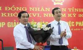 Bí thư Tỉnh uỷ Thái Bình Ngô Đông Hải (phải) chúc mừng tân Chủ tịch HĐND tỉnh Nguyễn Tiến Thành. Ảnh: Hoàng Long