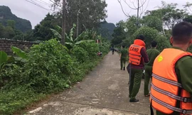 Hơn 200 người được huy động lần theo dòng chảy để tìm kiếm, cứu nạn 2 cháu bé bị lũ cuốn - Ảnh: TL