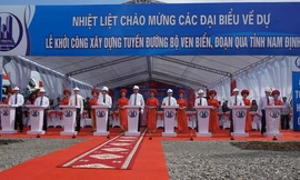 Các đại biểu bấm nút khởi công tuyến đường bộ ven biển chạy qua tỉnh Nam Định. Ảnh: Hoàng Long