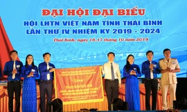 Anh Nguyễn Minh Hồng (thứ 3, từ trái sang) được bầu làm Chủ tịch Hội LHTN tỉnh Thái Bình - Ảnh: Hoàng Long