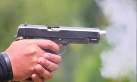 Người đàn ông bị kẻ bịt mặt nổ súng bắn gục ngay trước cửa nhà