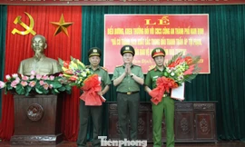 Giám đốc Công an tỉnh Nam Định khen thưởng phá án nhanh vụ cắt cáp trung tính trạm biến thế - Ảnh: Hoàng Long