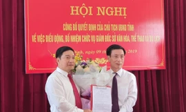 Chủ tịch UBND tỉnh Nam Định (bên phải) công bố quyết định bổ nhiệm Giám đốc Sở VH-TT và DL - Ảnh: Hoàng Long