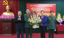 Bí thư Tỉnh uỷ, Chủ tịch UBND tỉnh Hà Nam chúc mừng tân Chỉ huy trưởng Bộ CHQS tỉnh - Ảnh: Hoàng Long