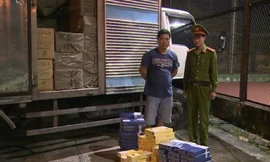 Công an Thái Bình phát hiện xe tải chở 54.000 bao thuốc lá 555 nhập lậu - Ảnh: Hoàng Long