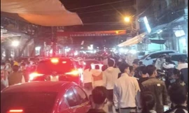 Đêm mồng 7 tháng Giêng, dòng người đổ về chợ Viềng vẫn đông chật - Ảnh: Hoàng Long