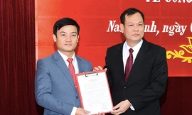 Phó Bí thư Thường trực Tỉnh uỷ Nam Định (phải) trao quyết định và chúc mừng tân Chánh Văn phòng Tỉnh uỷ - Ảnh: Hoàng Long