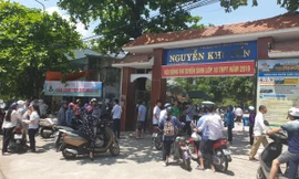 Thí sinh và phụ huynh Nam Định đến các trường xem kết quả thi vào lớp 10 công lập - Ảnh: Hoàng Long