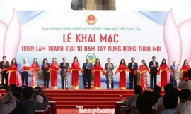 Thủ tướng Nguyễn Xuân Phúc cắt băng khánh thành triển lãm thành tựu xây dựng Nông thôn mới - Ảnh: Hoàng Long