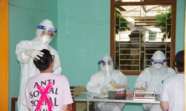 Các công dân tự nước ngoài về được khám, xét nghiệm khi đến các ly tập trung ở Trung đoàn 885 tại tỉnh Ninh Bình - Ảnh: Hoàng Long