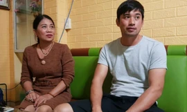 Bà Đinh Thị Lý và con trai tố cáo bị Đường "Nhuệ" và đàn em đánh tại trụ sở Công an phường Trần Lãm - Ảnh: Hoàng Long