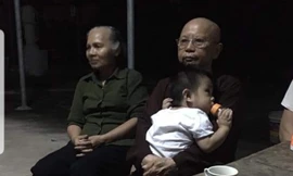 Cháu bé bị bỏ rơi đang được nhà chùa chăm nom, nuôi dưỡng - Ảnh: Hoàng Long