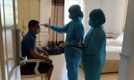 Khám, kiểm tra sức khoẻ người nước ngoài đang được cách ly tại tỉnh Thái Bình - Ảnh: Hoàng Long